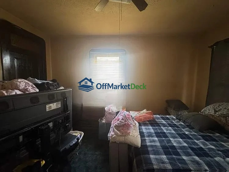 Off-market house in Indianapolis, Indiana — 4 beds, 1 bath, $148,000 — photo 4 of 8