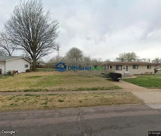 Off-market house in Florissant, Missouri — 3 beds, 2 baths, $134,900 — photo 2 of 3