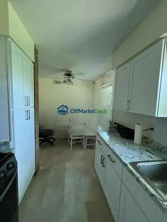 Off-market house in Sherman, Texas — 4 beds, 2 baths, $180,000 — photo 5 of 8