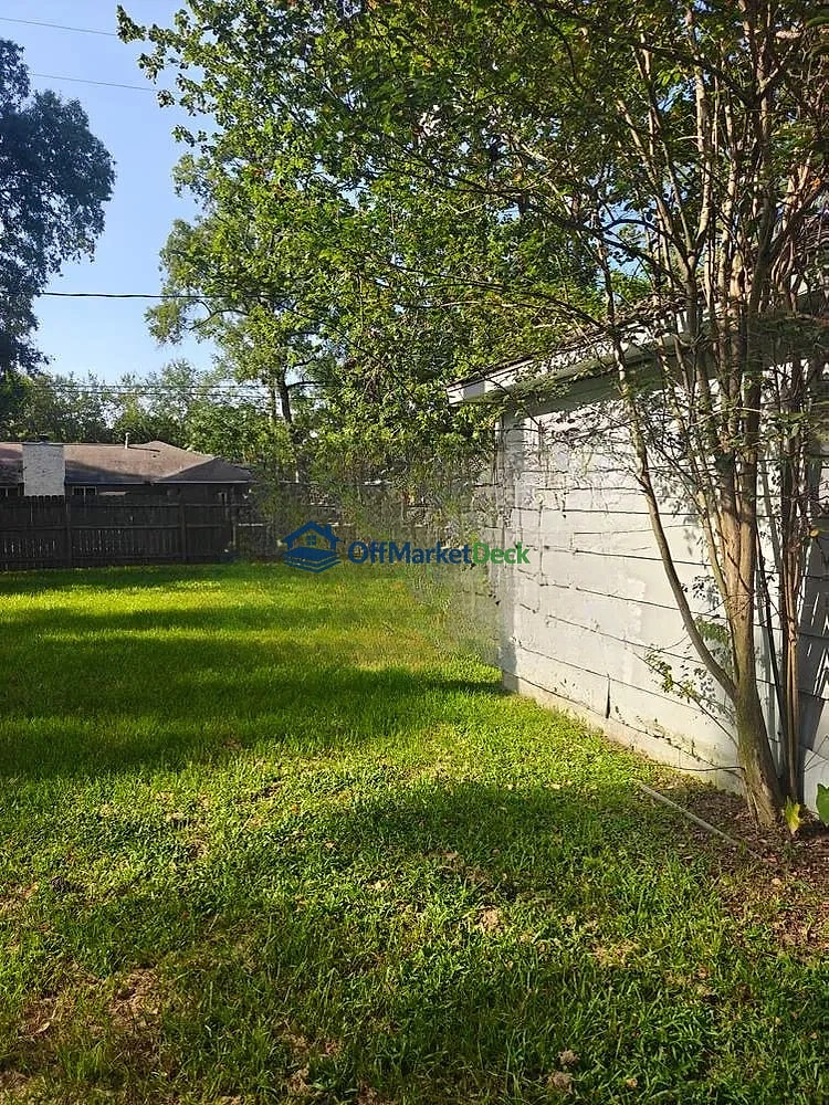 Off-market house in Humble, Texas — 4 beds, 2.5 baths, $260,000 — photo 4 of 8