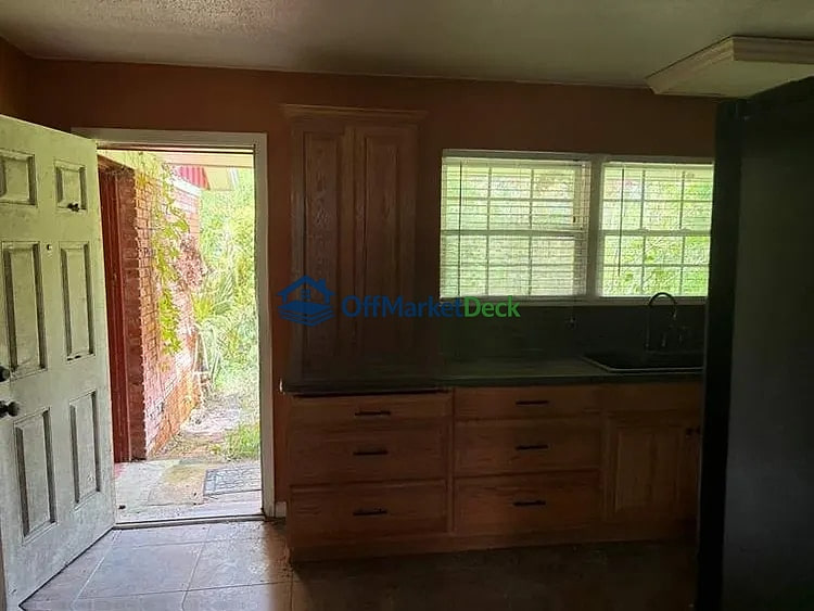 Off-market house in La Porte, Texas — 2 beds, 1 bath, $109,990 — photo 5 of 8