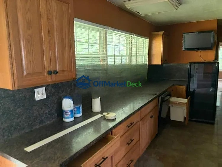 Off-market house in La Porte, Texas — 2 beds, 1 bath, $109,990 — photo 6 of 8