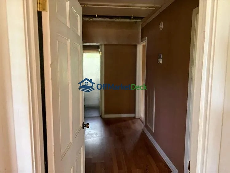 Off-market house in La Porte, Texas — 2 beds, 1 bath, $109,990 — photo 3 of 8