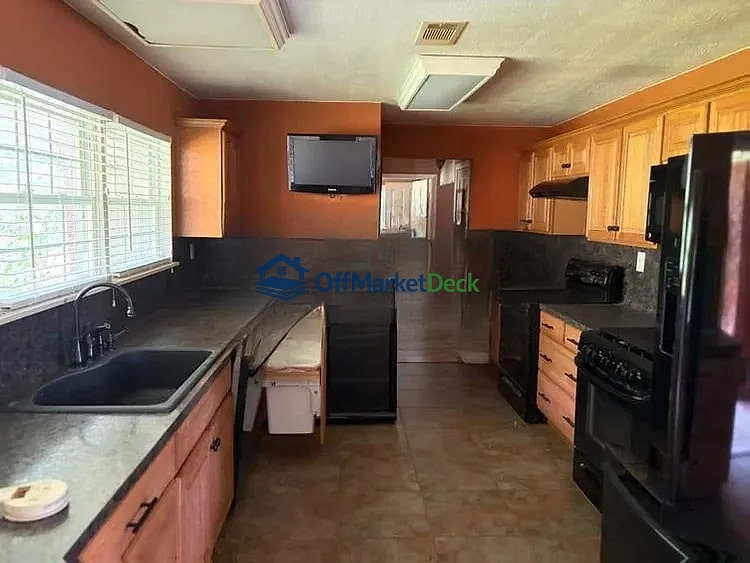 Off-market house in La Porte, Texas — 2 beds, 1 bath, $109,990 — photo 7 of 8