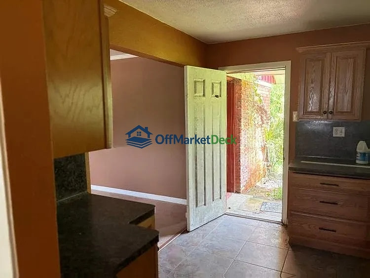 Off-market house in La Porte, Texas — 2 beds, 1 bath, $109,990 — photo 4 of 8