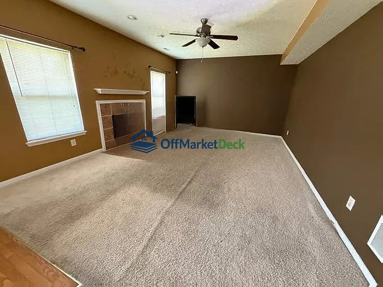 Off-market house in Indianapolis, Indiana — 3 beds, 2.5 baths, $220,000 — photo 7 of 8