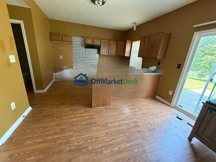 Off-market house in Indianapolis, Indiana — 3 beds, 2.5 baths, $220,000 — photo 8 of 8