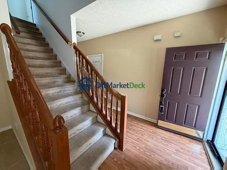 Off-market house in Indianapolis, Indiana — 3 beds, 2.5 baths, $220,000 — photo 2 of 8
