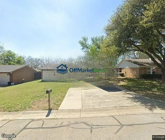Off-market house in Denton, Texas — 4 beds, 2 baths, $325,000 — photo 3 of 3