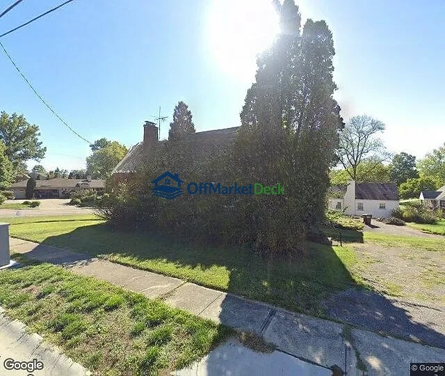 Off-market house in Fort Thomas, Kentucky — 3 beds, 1 bath, $150,000 — photo 2 of 3
