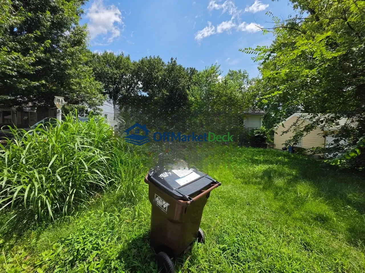 Off-market house in Ferguson, Missouri — 3 beds, 2 baths, $49,900 — photo 7 of 8