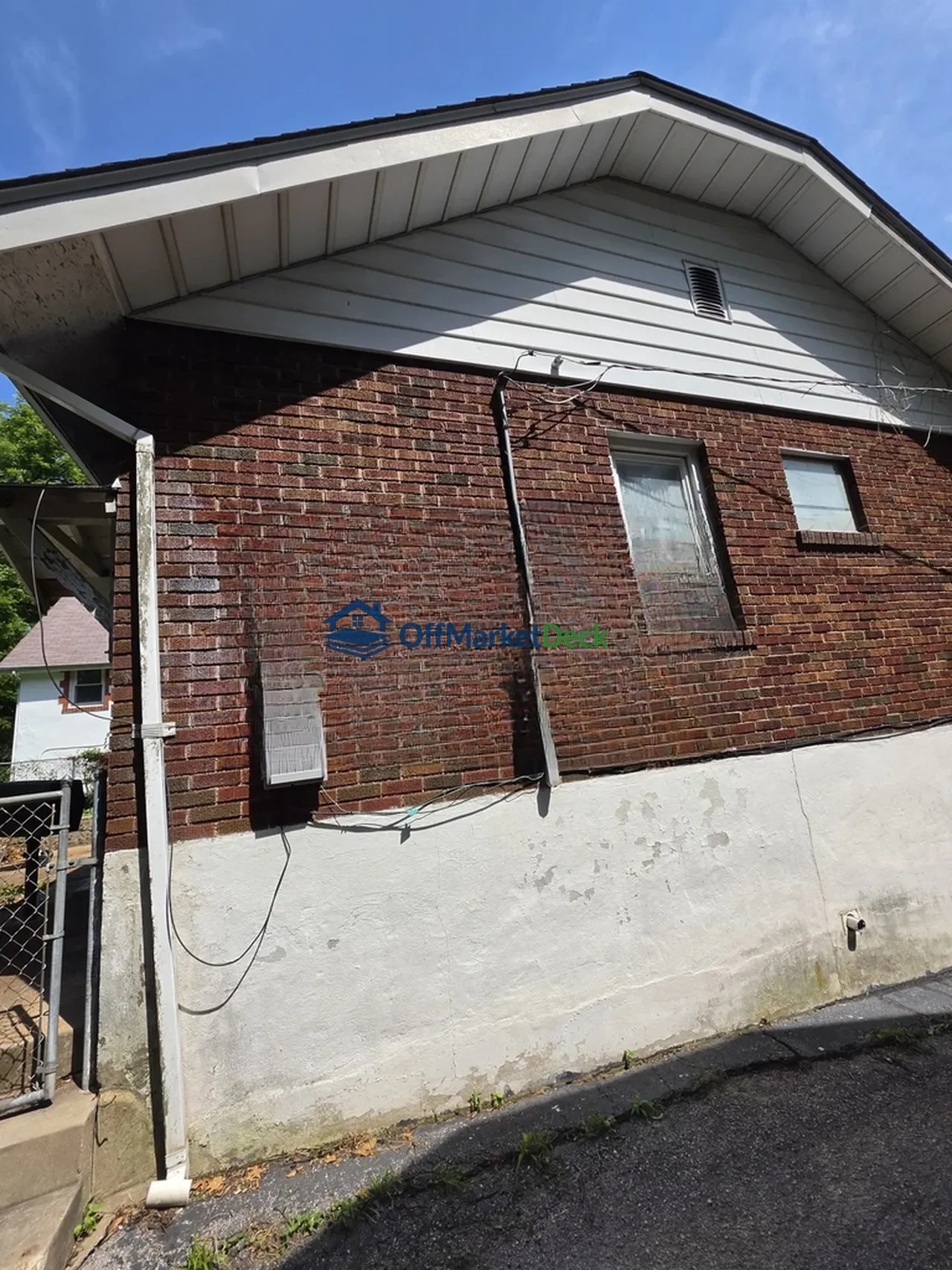 Off-market house in Overland, Missouri — 2 beds, 1 bath, $64,900 — photo 4 of 8