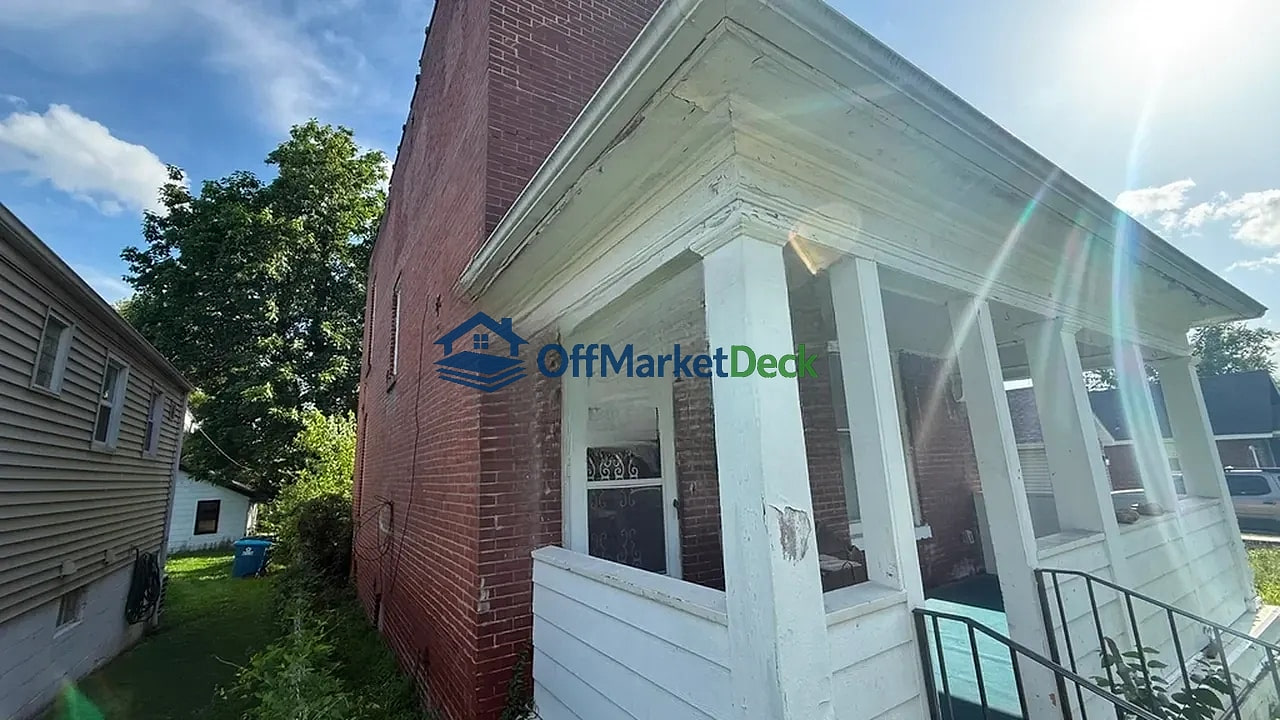 Off-market house in St. Louis, Missouri — 2 beds, 1 bath, $31,900 — photo 3 of 8