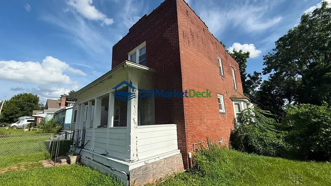 Off-market house in St. Louis, Missouri — 2 beds, 1 bath, $31,900 — photo 2 of 8