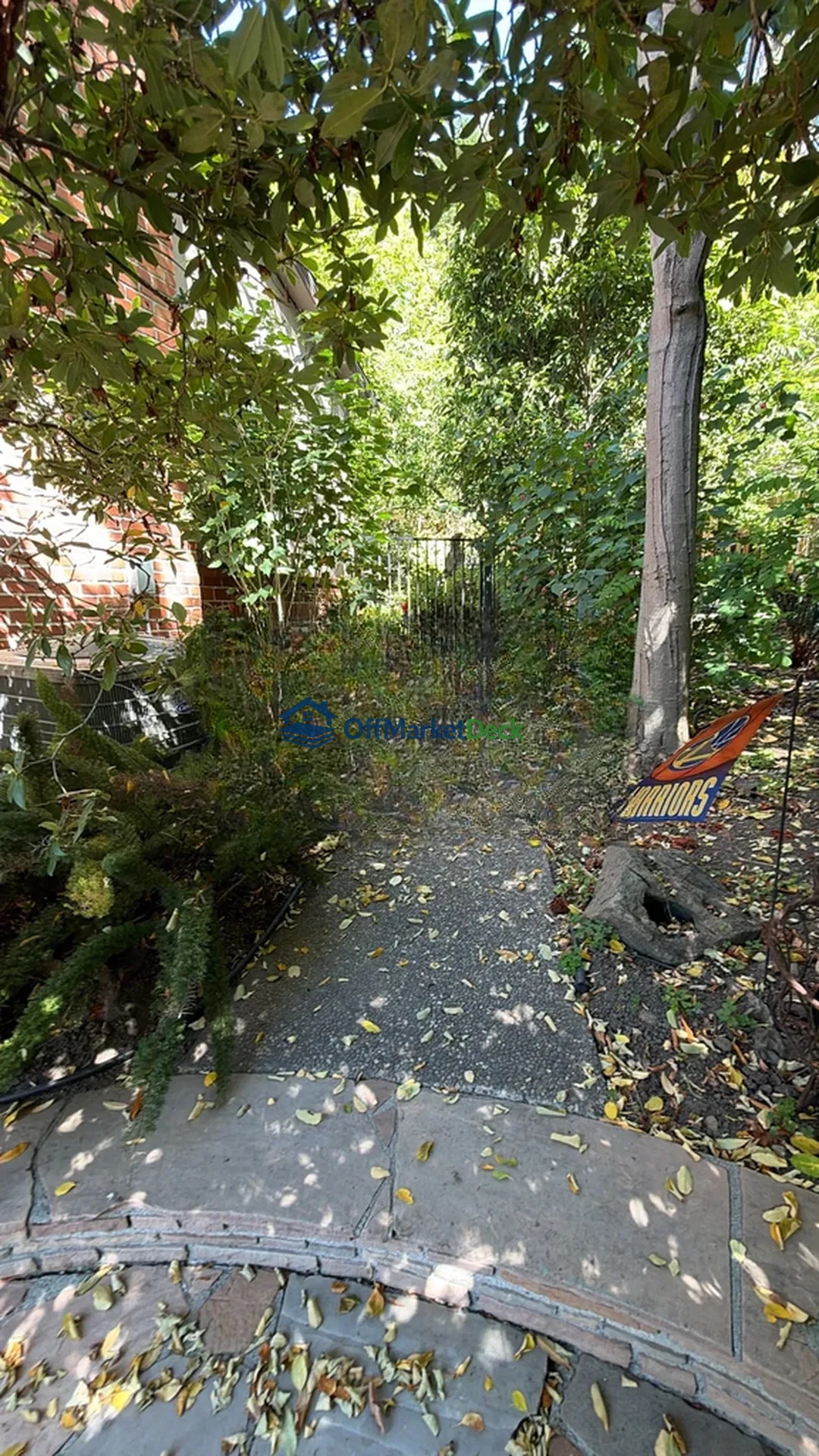 Off-market house in Oakland, California — 4 beds, 2 baths, $914,900 — photo 4 of 8