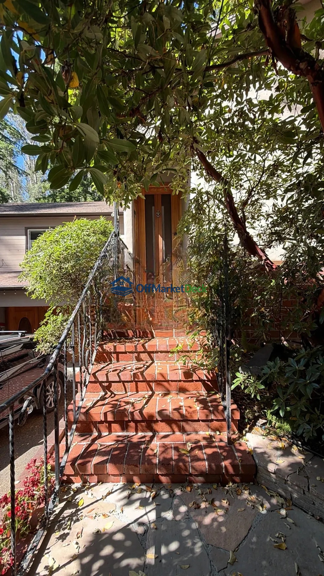 Off-market house in Oakland, California — 4 beds, 2 baths, $914,900 — photo 3 of 8