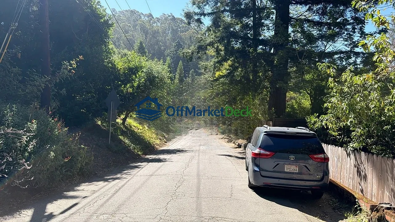 Off-market house in Oakland, California — 4 beds, 2 baths, $914,900 — photo 2 of 8