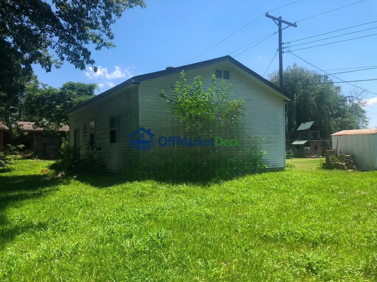 Off-market house in Belton, Missouri — 3 beds, 1 bath, $183,900 — photo 4 of 8