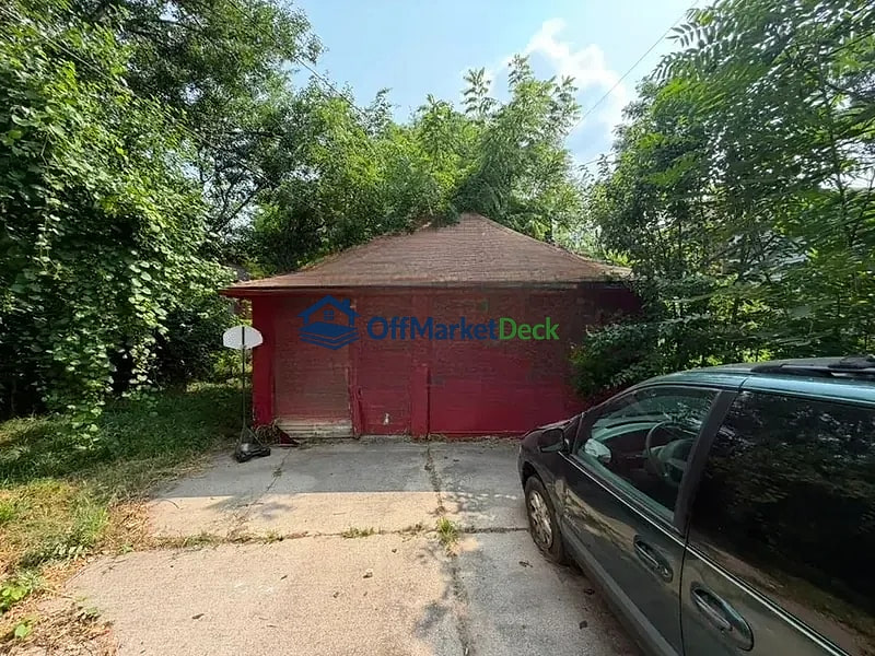 Off-market house in Detroit, Michigan — 4 beds, 1 bath, $30,900 — photo 4 of 8