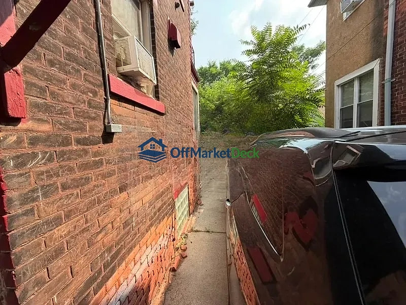 Off-market house in Detroit, Michigan — 4 beds, 1 bath, $30,900 — photo 3 of 8