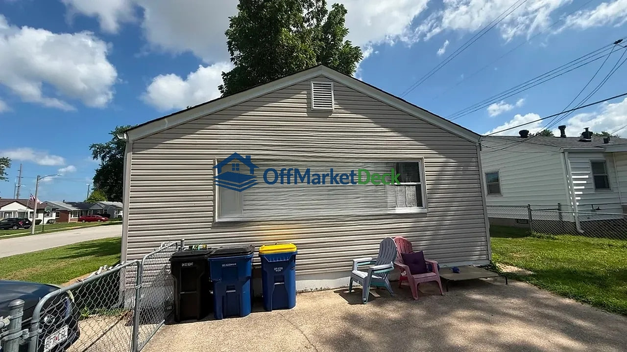Off-market house in Saint Ann, Missouri — 3 beds, 1 bath, $119,900 — photo 2 of 8