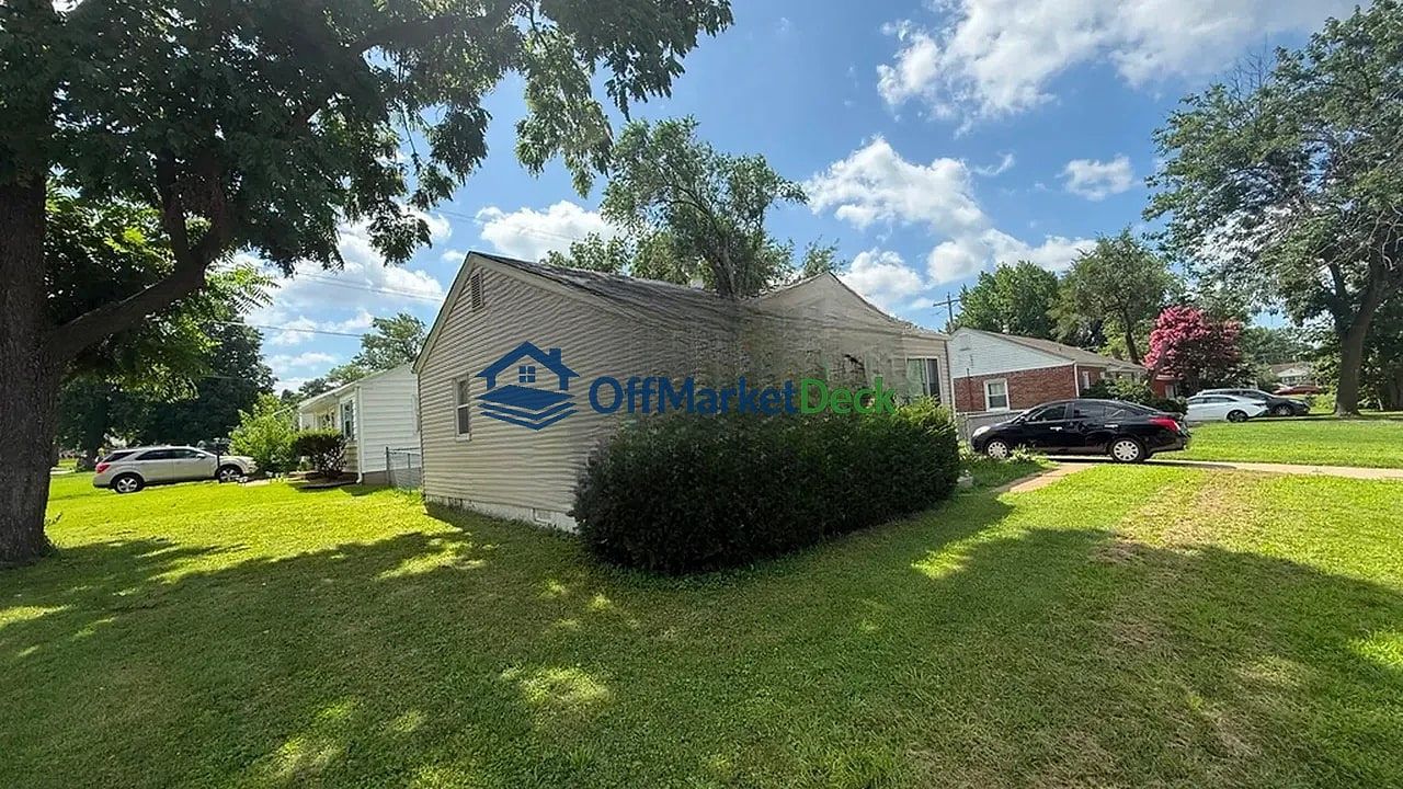 Off-market house in Saint Ann, Missouri — 3 beds, 1 bath, $119,900 — photo 3 of 8