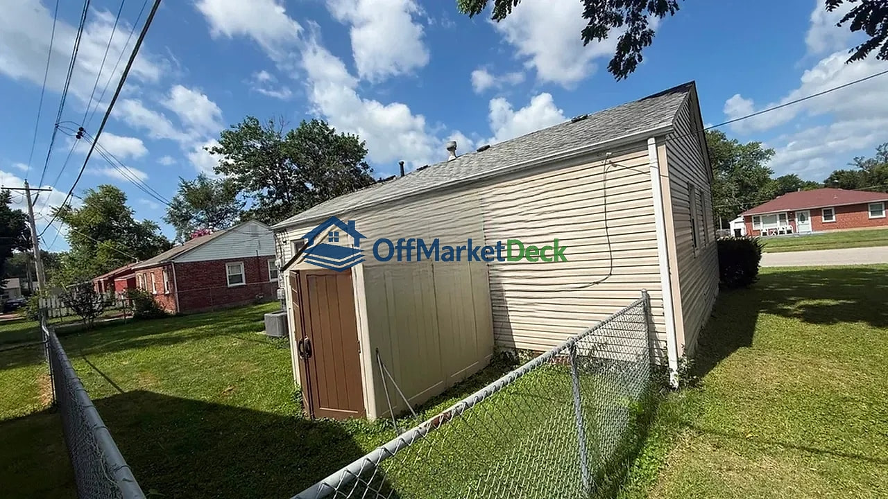 Off-market house in Saint Ann, Missouri — 3 beds, 1 bath, $119,900 — photo 5 of 8