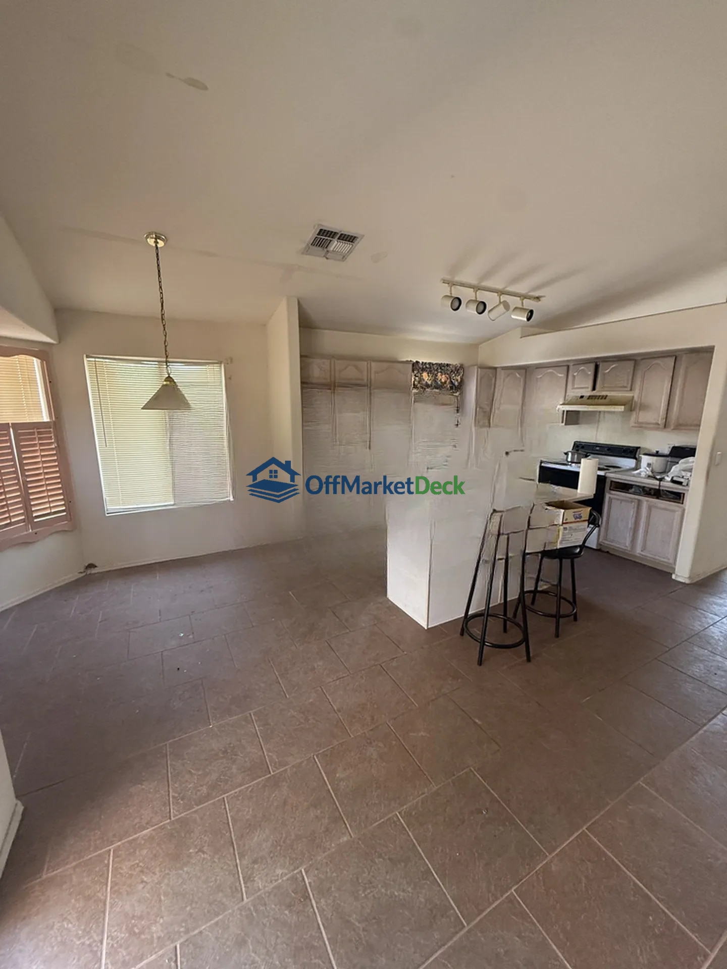 Off-market house in Tempe, Arizona — 3 beds, 2 baths, $434,990 — photo 8 of 8