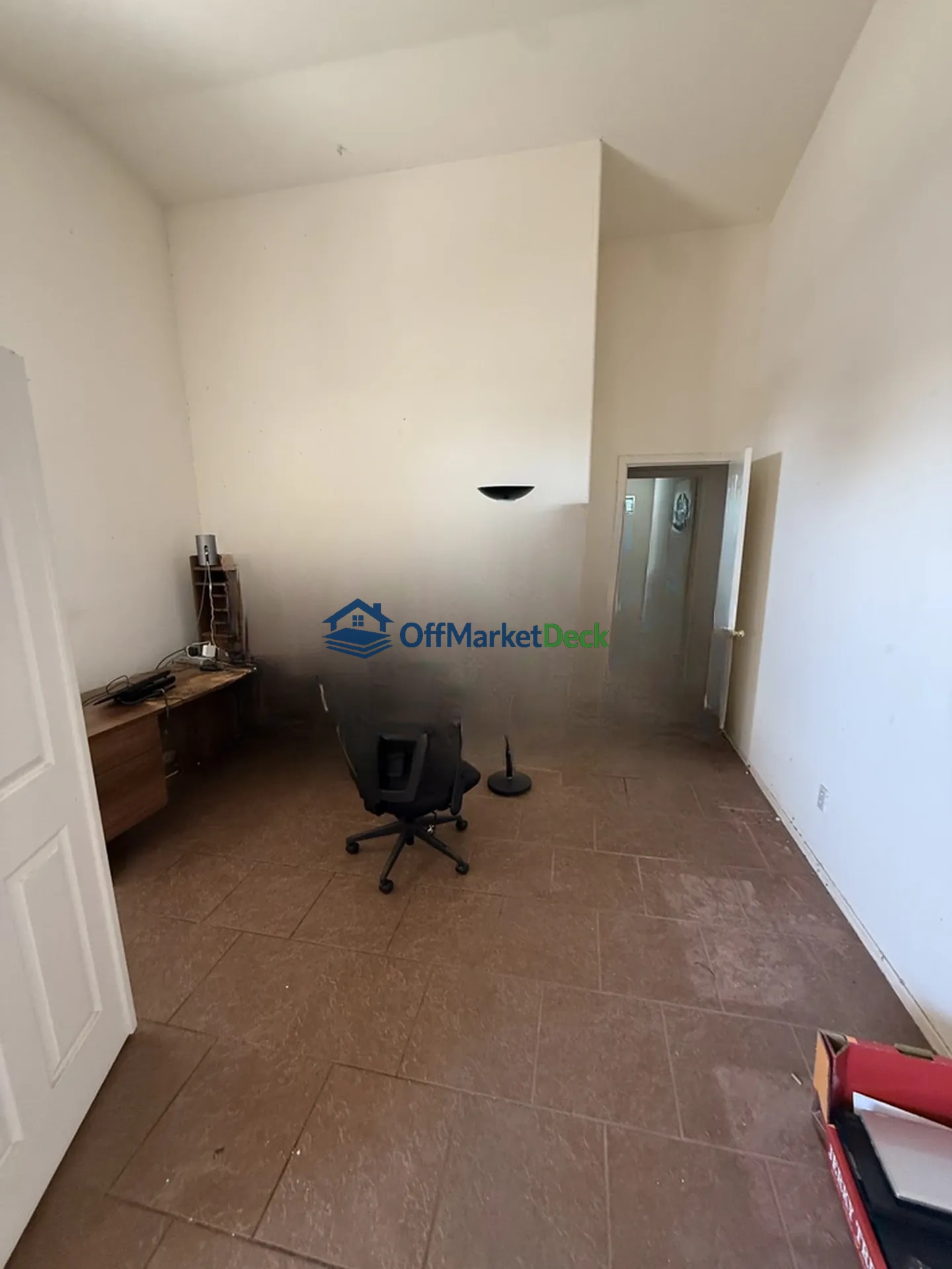 Off-market house in Tempe, Arizona — 3 beds, 2 baths, $434,990 — photo 3 of 8