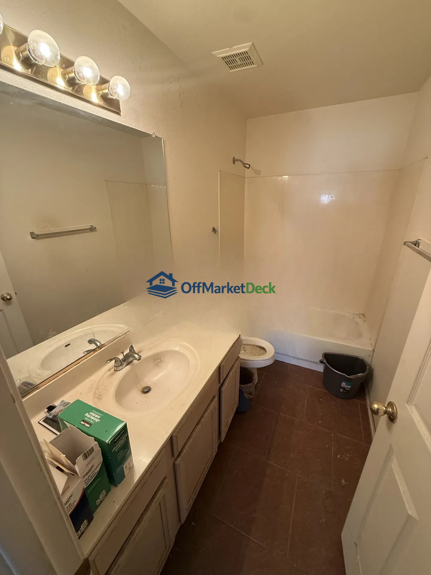 Off-market house in Tempe, Arizona — 3 beds, 2 baths, $434,990 — photo 5 of 8