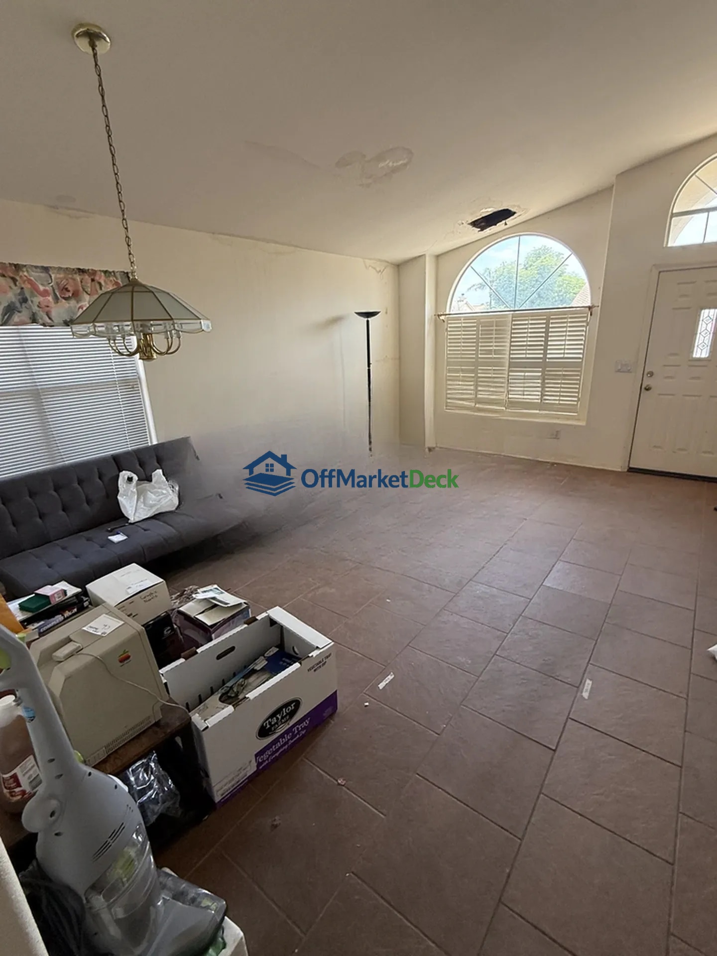 Off-market house in Tempe, Arizona — 3 beds, 2 baths, $434,990 — photo 2 of 8