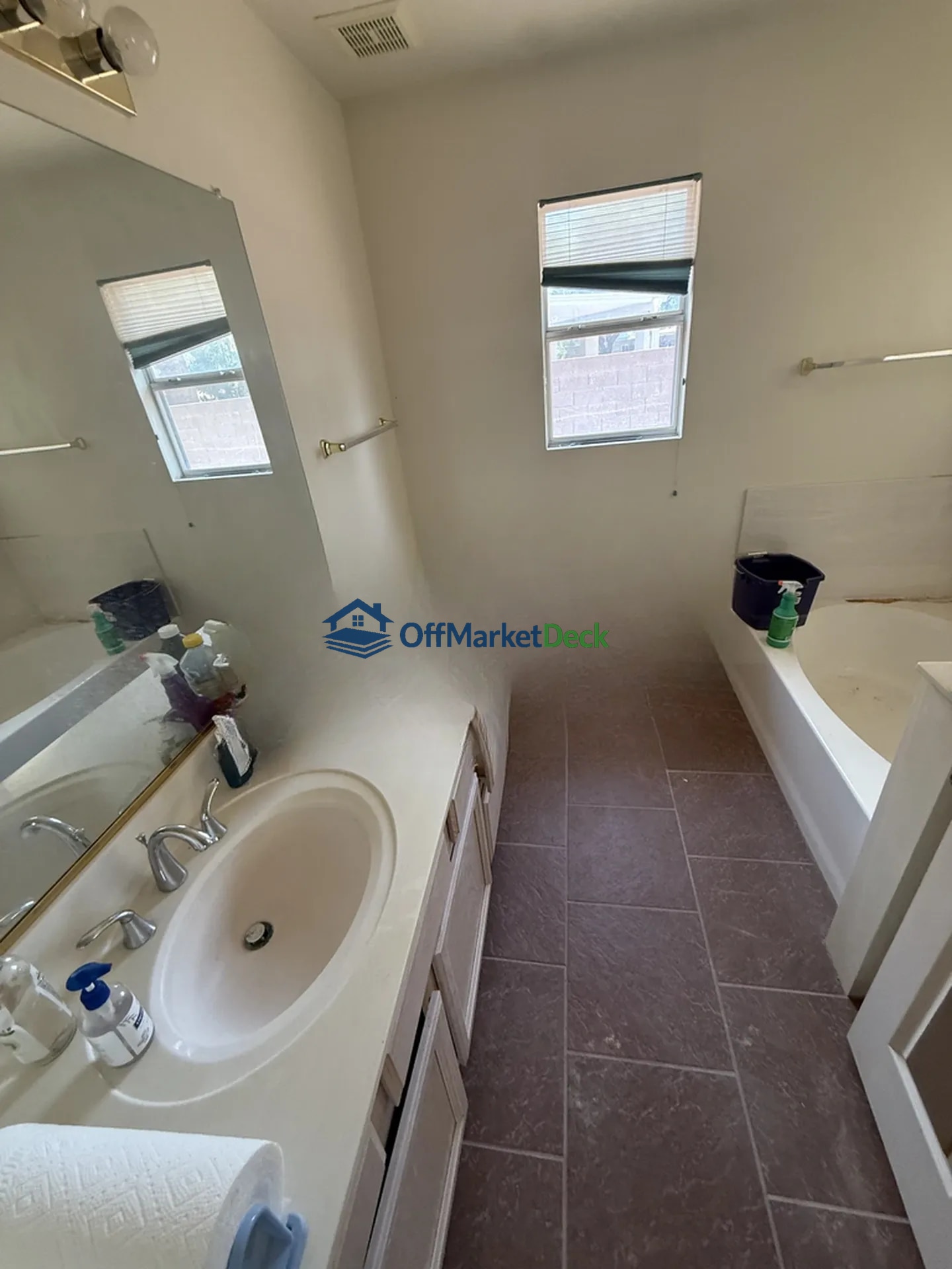 Off-market house in Tempe, Arizona — 3 beds, 2 baths, $434,990 — photo 7 of 8
