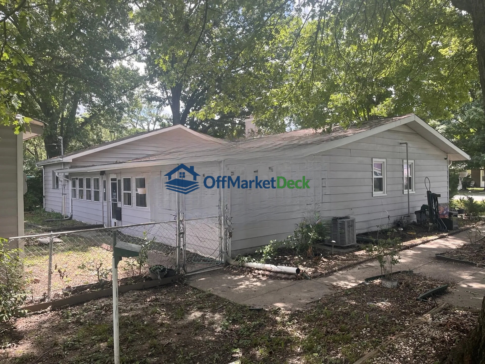 Off-market house in Sauget, Illinois — 3 beds, 1 bath, $64,000 — photo 4 of 8