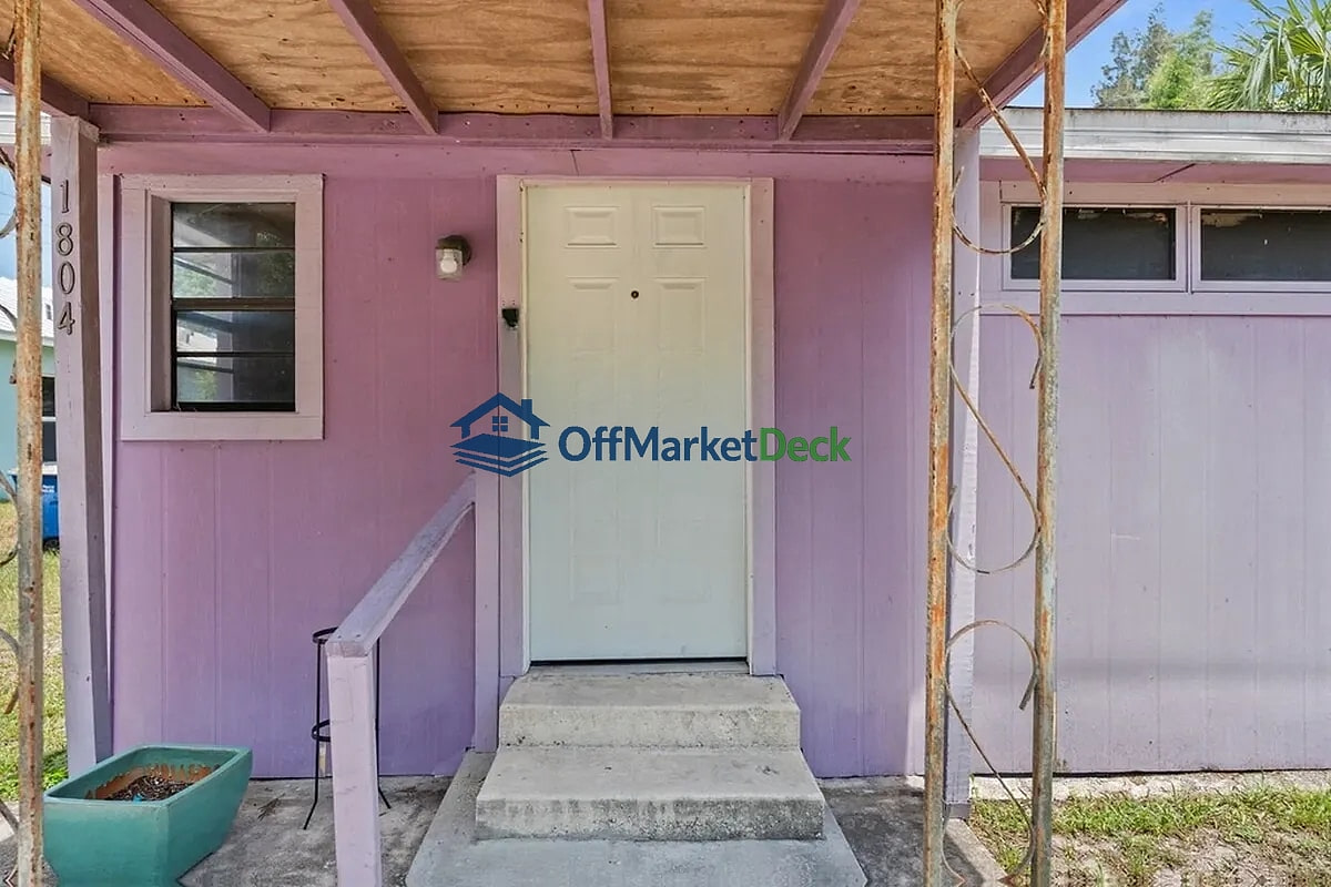 Off-market house in Fort Pierce, Florida — 3 beds, 1 bath, $175,000 — photo 3 of 8