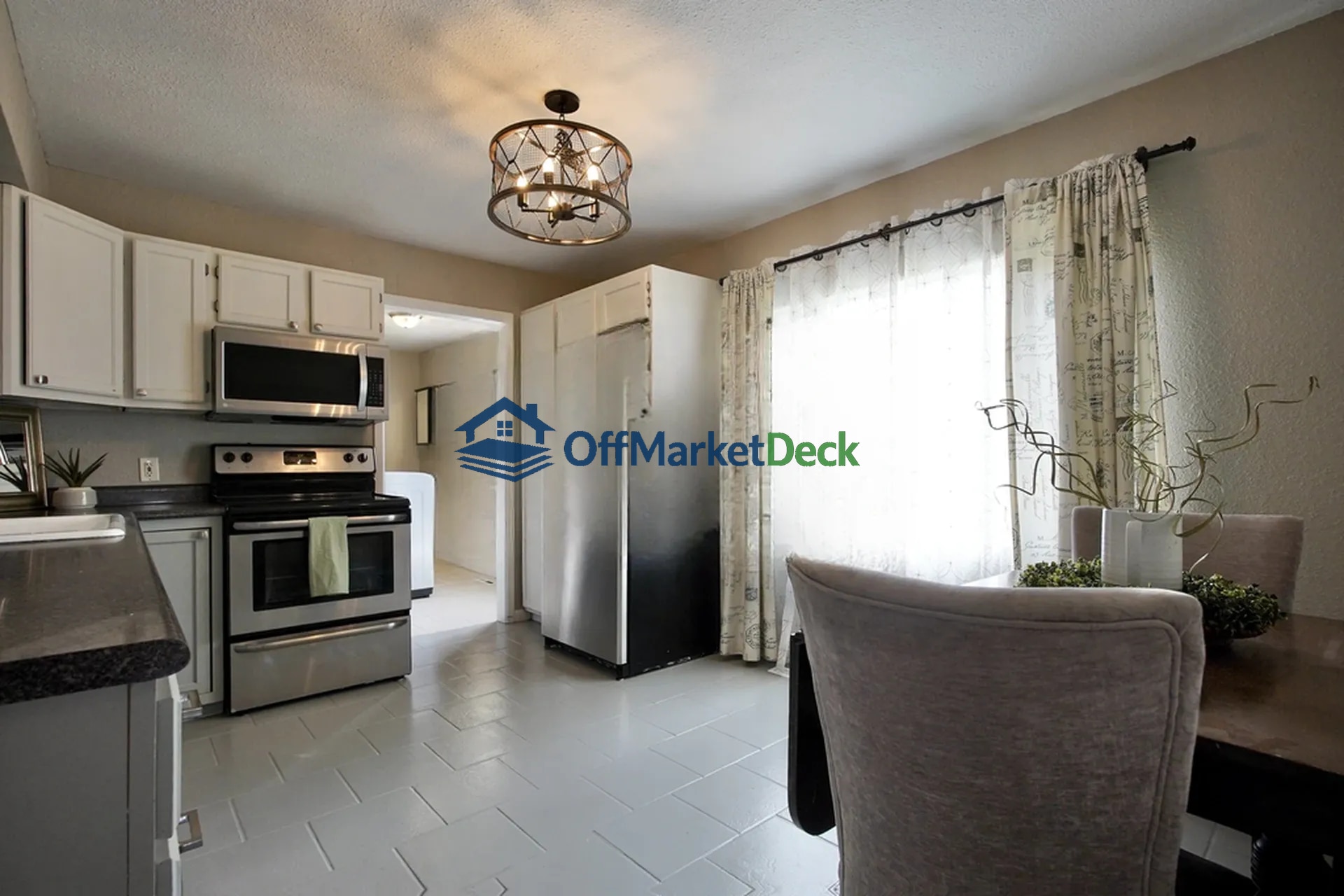Off-market house in Casper, Wyoming — 2 beds, 1.5 baths, $230,000 — photo 2 of 8