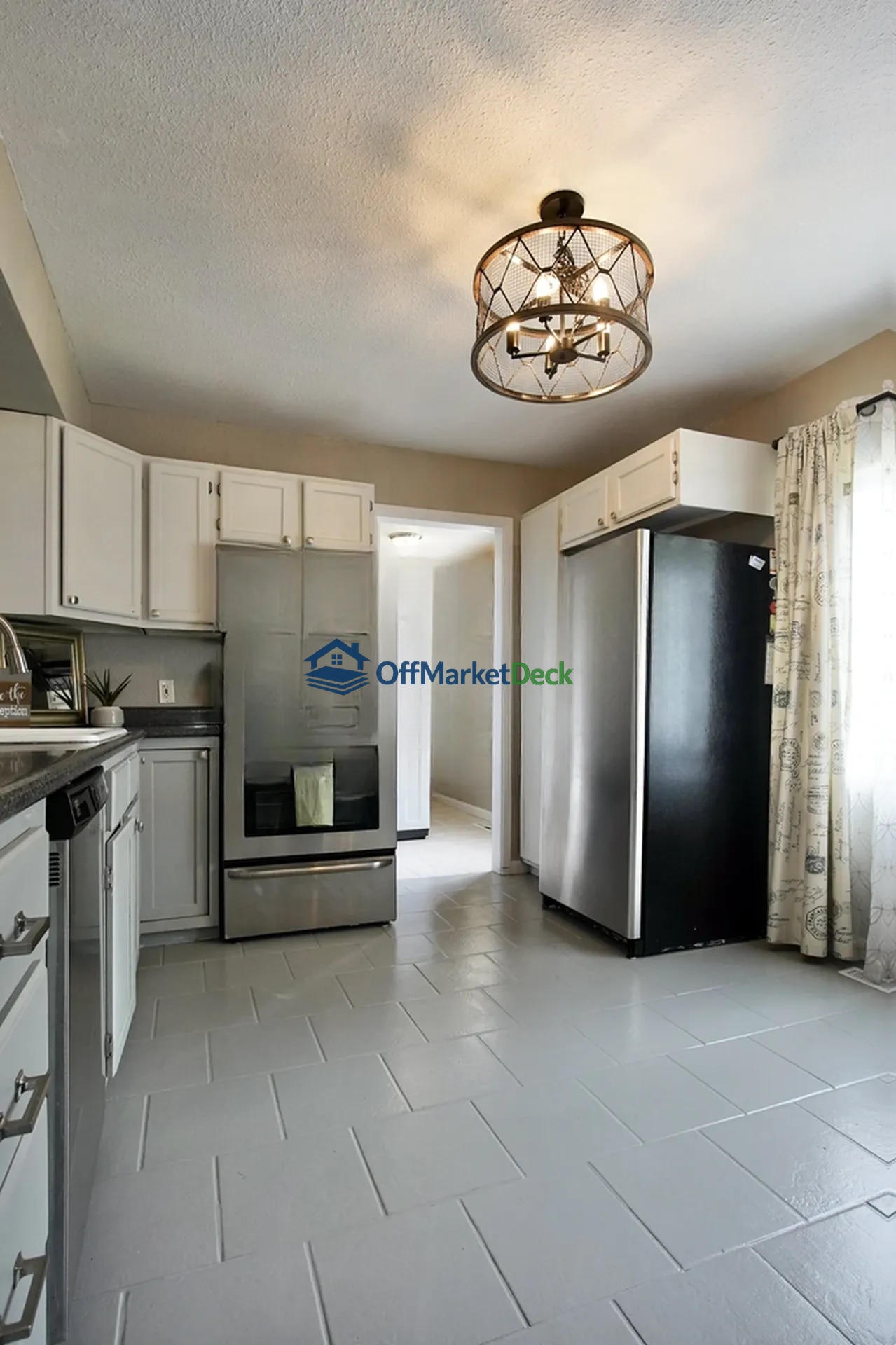 Off-market house in Casper, Wyoming — 2 beds, 1.5 baths, $230,000 — photo 3 of 8