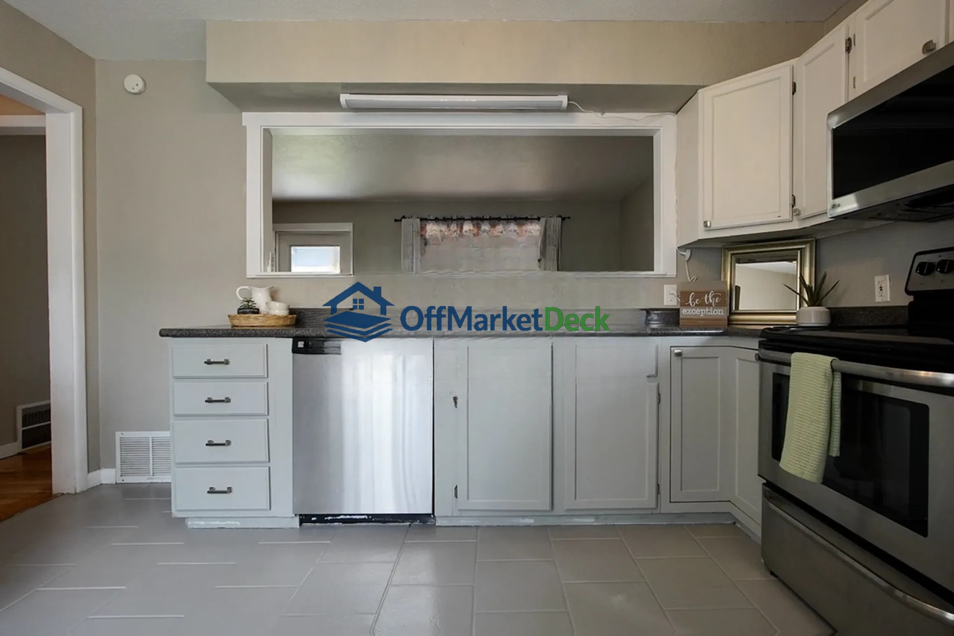 Off-market house in Casper, Wyoming — 2 beds, 1.5 baths, $230,000 — photo 4 of 8