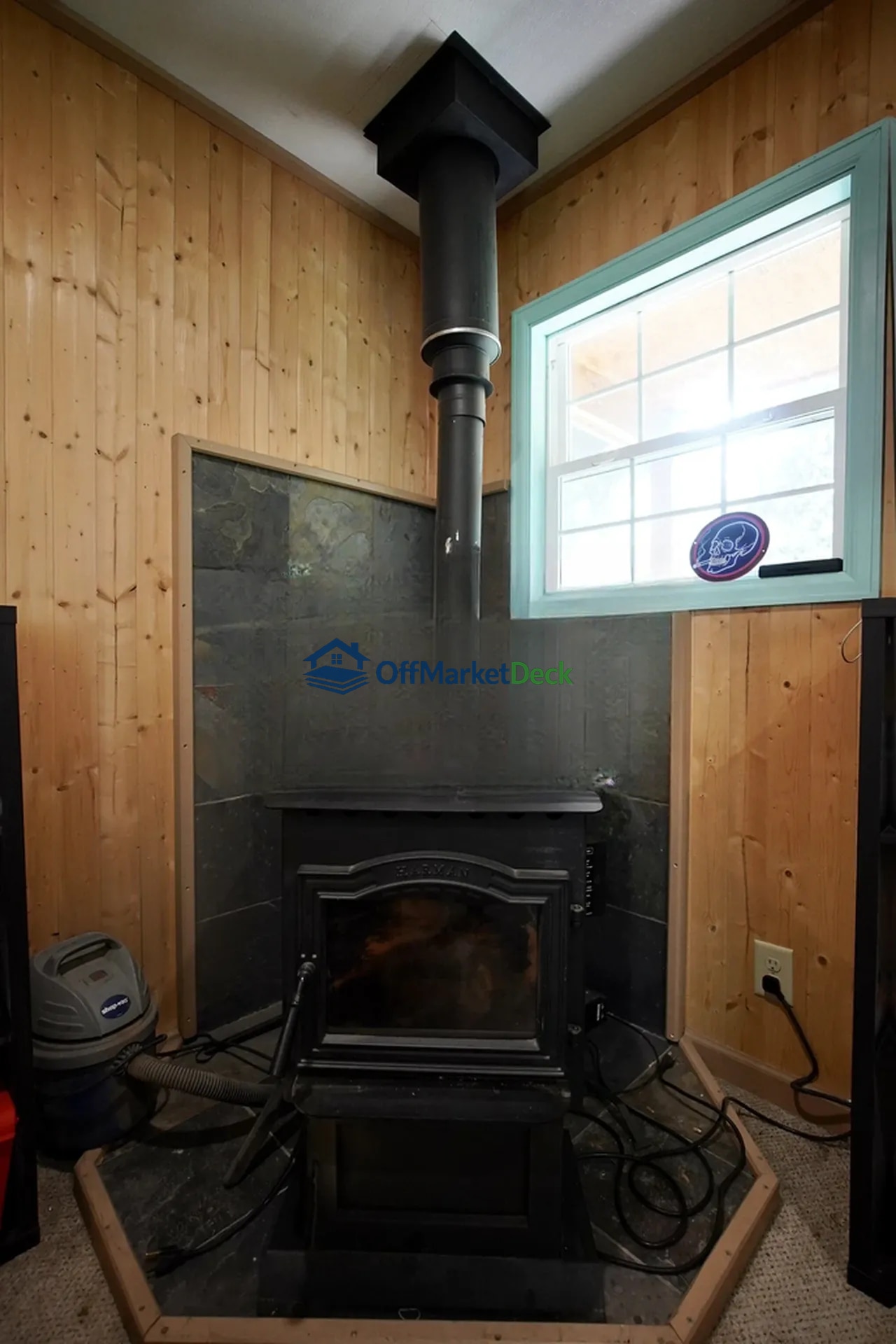 Off-market house in Casper, Wyoming — 1 bed, 1 bath, $250,000 — photo 8 of 8