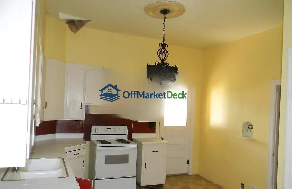 Off-market house in Hiawatha, Kansas — 3 beds, 1.5 baths, $50,000 — photo 2 of 8