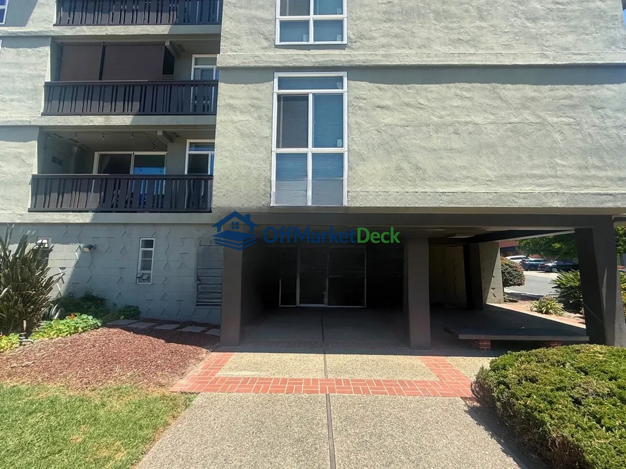 Off-market townhome in Oakland, California — 1 bed, 1 bath, $199,900