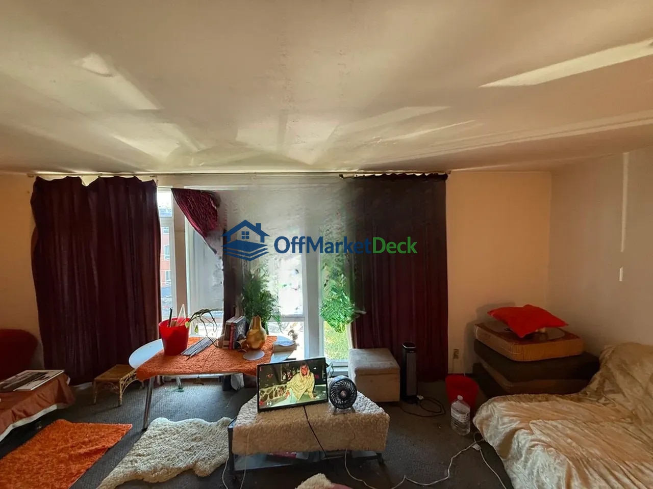 Off-market townhome in Oakland, California — 1 bed, 1 bath, $199,900 — photo 3 of 8