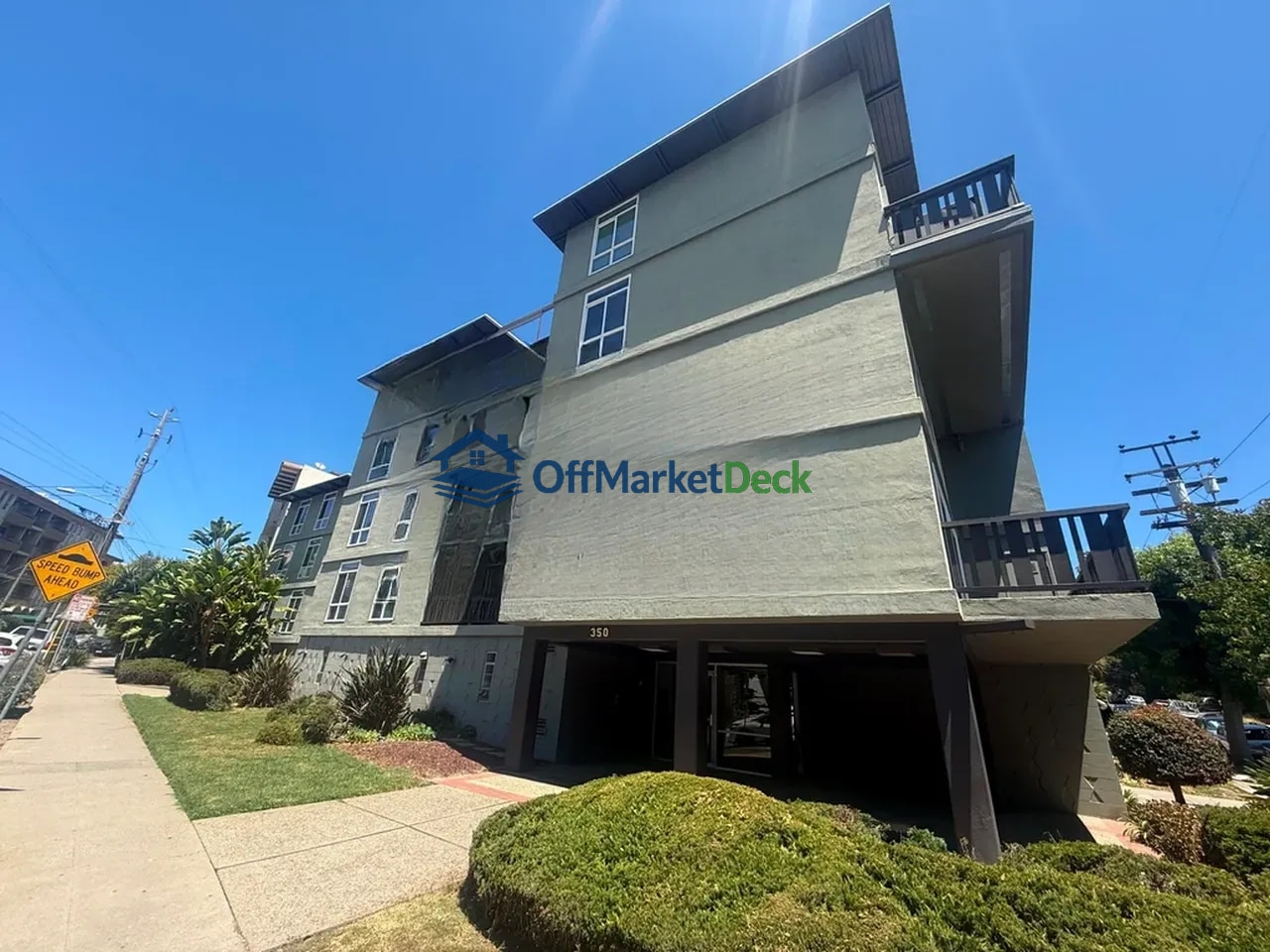 Off-market townhome in Oakland, California — 1 bed, 1 bath, $199,900 — photo 2 of 8