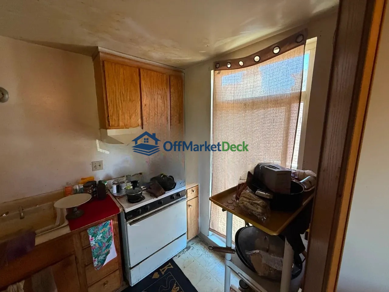 Off-market townhome in Oakland, California — 1 bed, 1 bath, $199,900 — photo 5 of 8