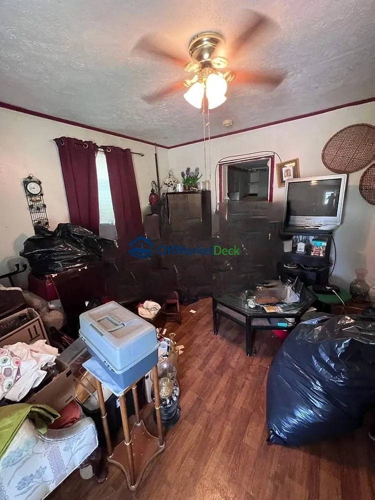 Off-market house in Hopkinsville, Kentucky — 3 beds, 1 bath, $57,100 — photo 2 of 8