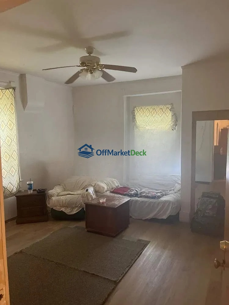 Off-market house in Belleville, Illinois — 3 beds, 1 bath, $60,000 — photo 4 of 8