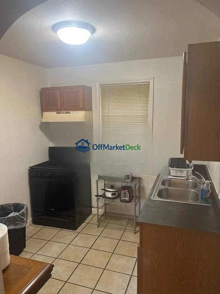 Off-market house in Belleville, Illinois — 3 beds, 1 bath, $60,000 — photo 6 of 8