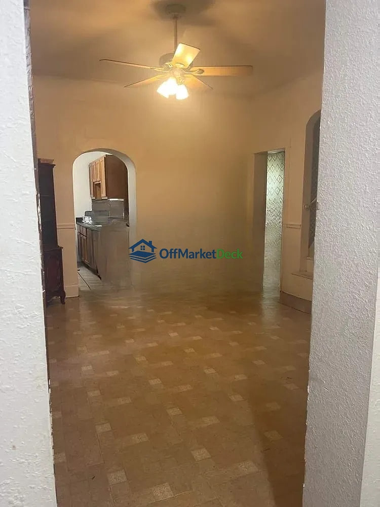Off-market house in Belleville, Illinois — 3 beds, 1 bath, $60,000 — photo 3 of 8