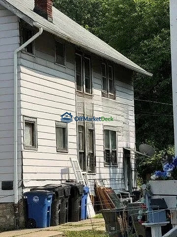Off-market multi family in Cleveland, Ohio — 4 beds, 2 baths, $109,000 — photo 3 of 8
