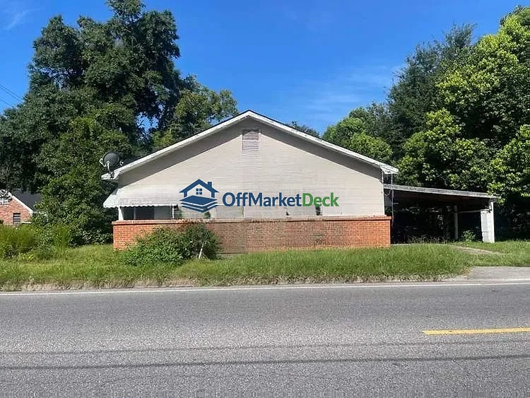 Off-market house in Mobile, Alabama — 3 beds, 1 bath, $31,000 - Blurred background Image