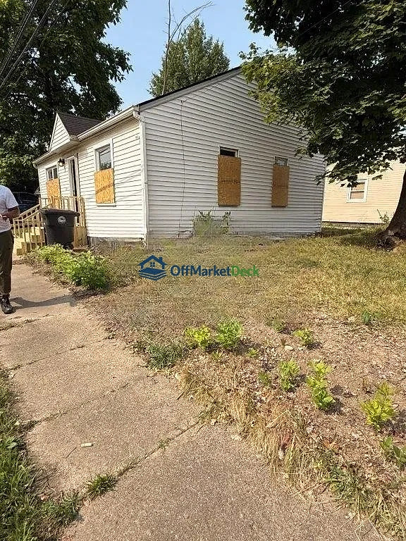Off-market house in Cleveland, Ohio — 2 beds, 1 bath, $79,000 — photo 2 of 8